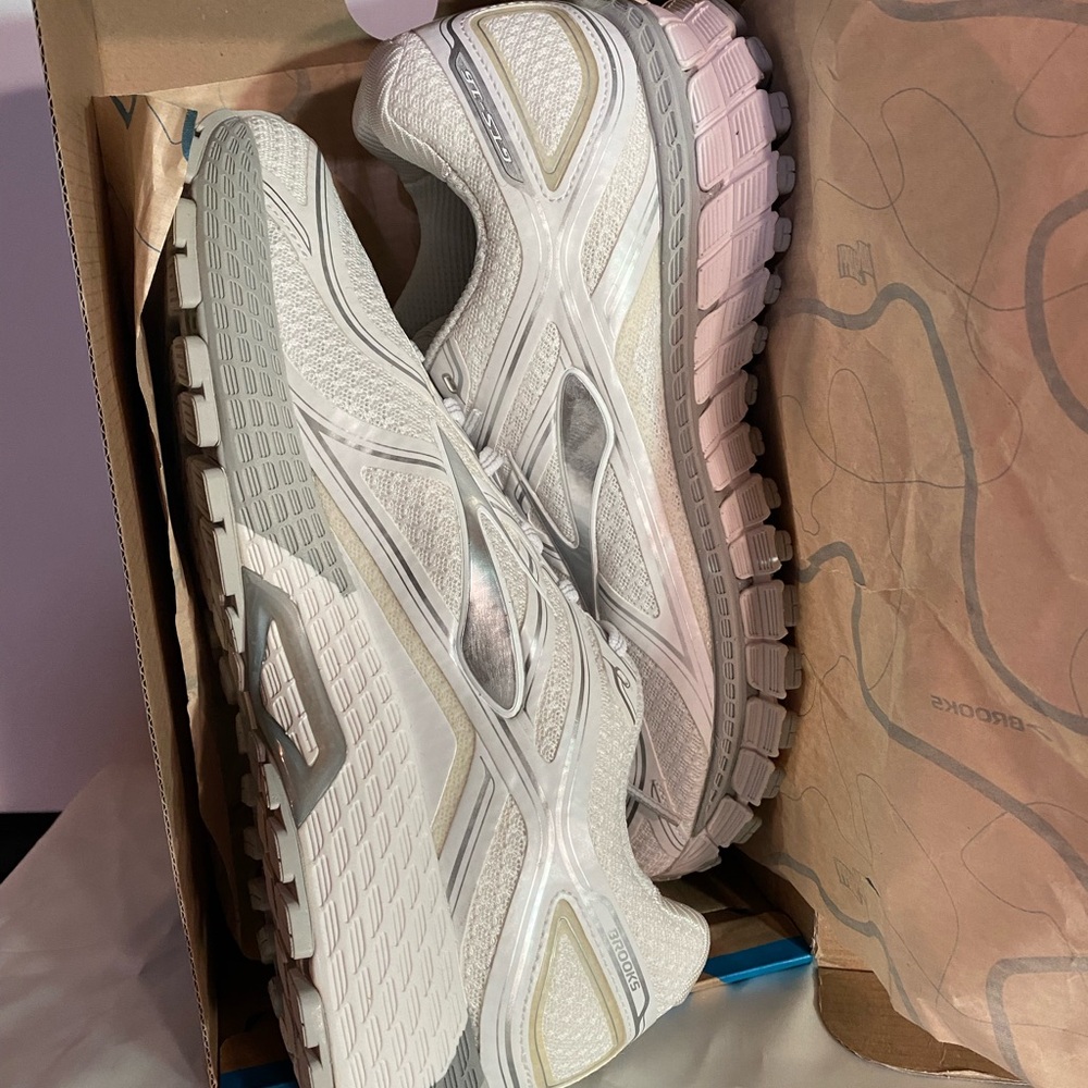 Brooks Adrenaline GTS 16 Women’s 10 New in box - Picture 2 of 7